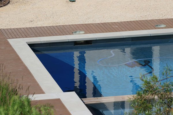 Transformez votre Espace Aquatique : Le Guide Ultime DIY pour une Terrasse de Piscine Personnalisée et Relaxante