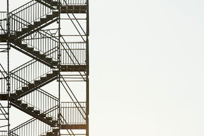 Pose d'escalier métallique à vannes : style et qualité assurés